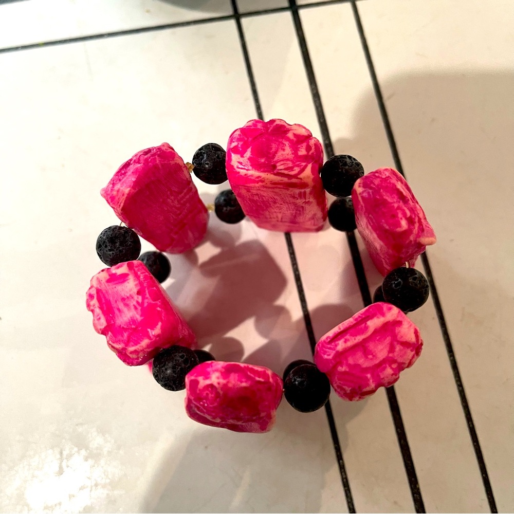 TIKI Bracelet. Pink. SUPER FUN - Picture 3 of 4